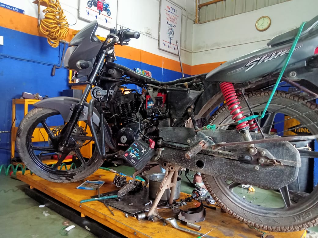 Cushrefm bike fitting at local scooty repair services in Jehanabad